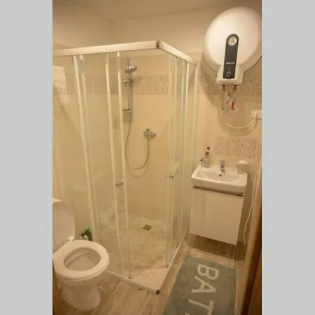 Utulny V Zahrade V Unhosti Nedaleko Letiste Unhošť