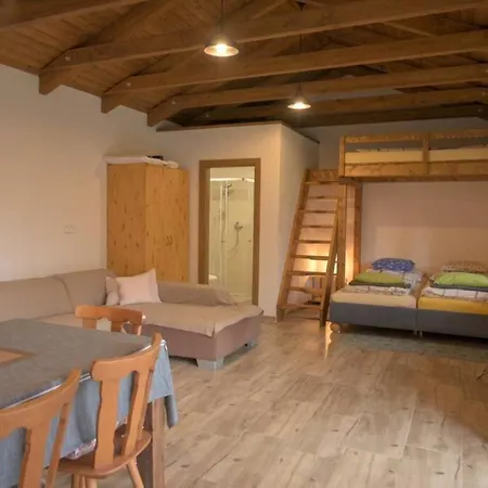 Utulny V Zahrade V Unhosti Nedaleko Letiste Apartment Unhošť