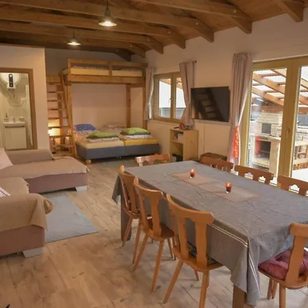 Utulny V Zahrade V Unhosti Nedaleko Letiste * Unhošť