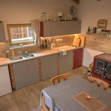 Apartment Utulny V Zahrade V Unhosti Nedaleko Letiste Unhošť