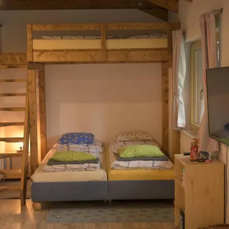 Utulny V Zahrade V Unhosti Nedaleko Letiste Apartamento Unhošť