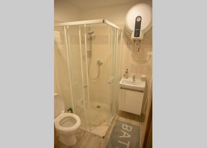 Utulny V Zahrade V Unhosti Nedaleko Letiste Unhošť