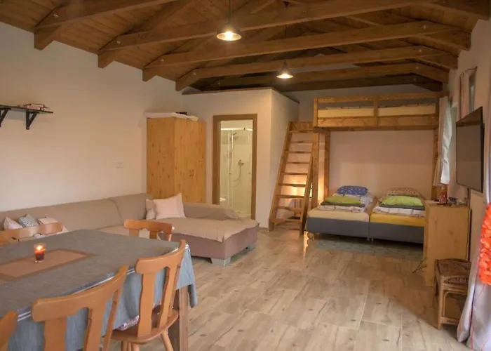 Utulny V Zahrade V Unhosti Nedaleko Letiste Apartamento Unhošť