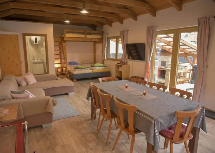 Utulny V Zahrade V Unhosti Nedaleko Letiste * Unhošť