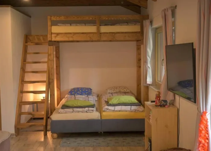 Utulny V Zahrade V Unhosti Nedaleko Letiste Apartamento Unhošť